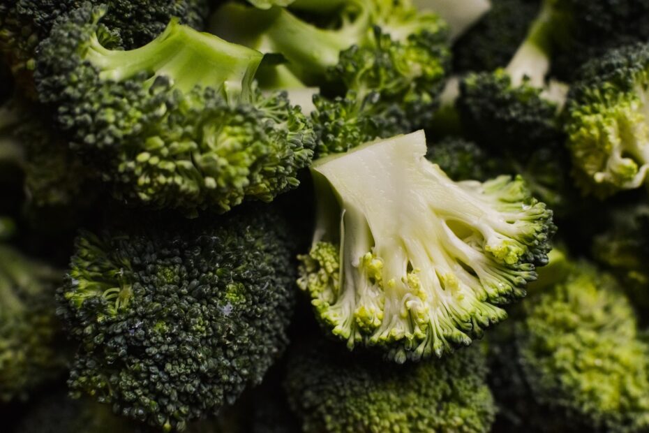 Health benifits of Broccoli, why you should eat broccoli and how to cook tasty broccoli recipes